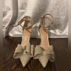 Fabulous Gold Ankle Strap Heels w/ bow detail - 7.5